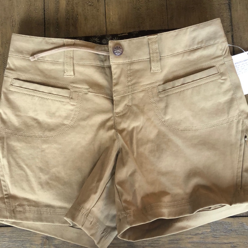 NWT Athleta size 0 beige shorts